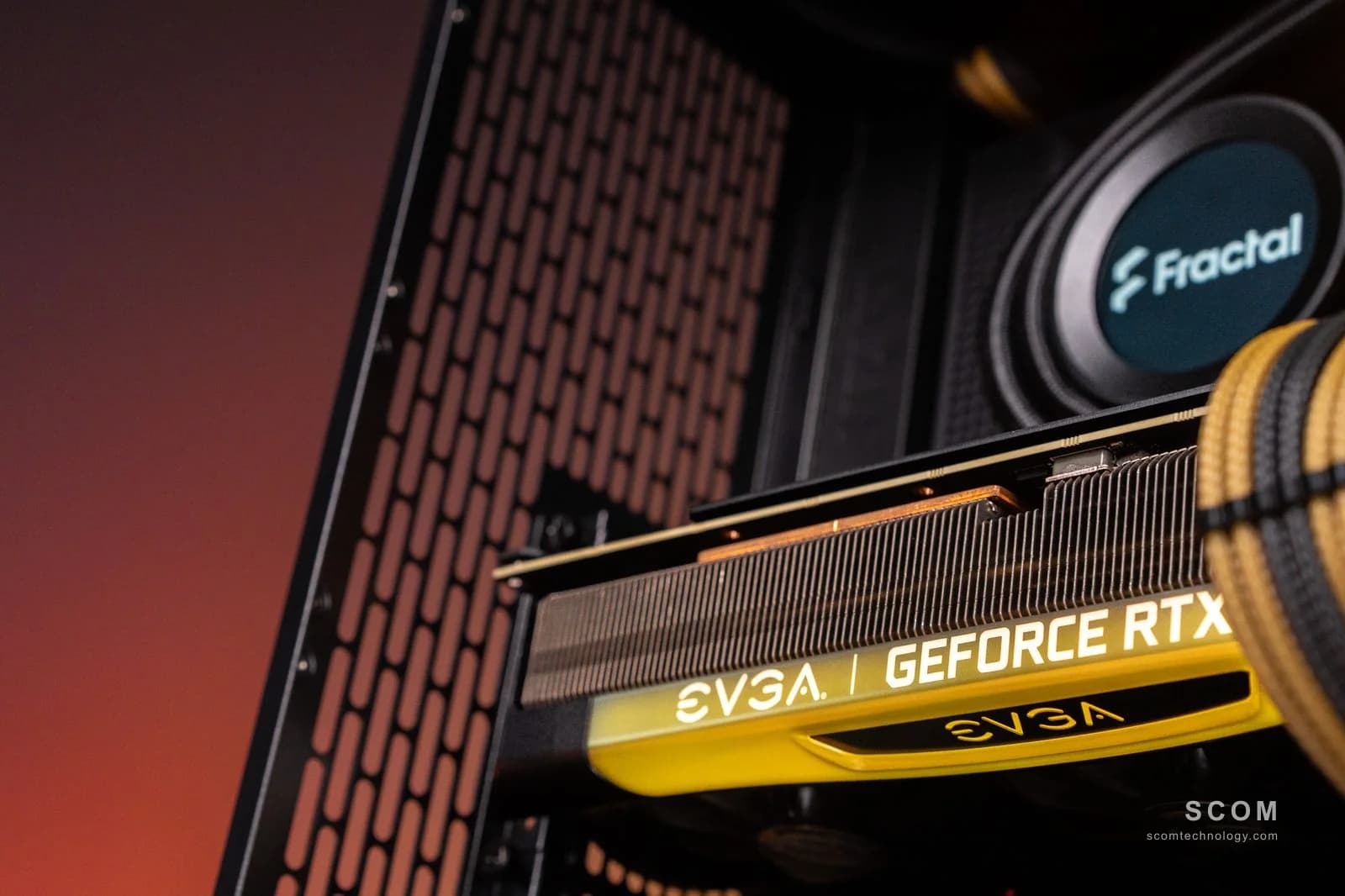 การ์ดจอ EVGA GeForce RTX และชุดระบายความร้อนภายในเคสสีดำ ภาพถ่ายจริงโดย SCom Technology