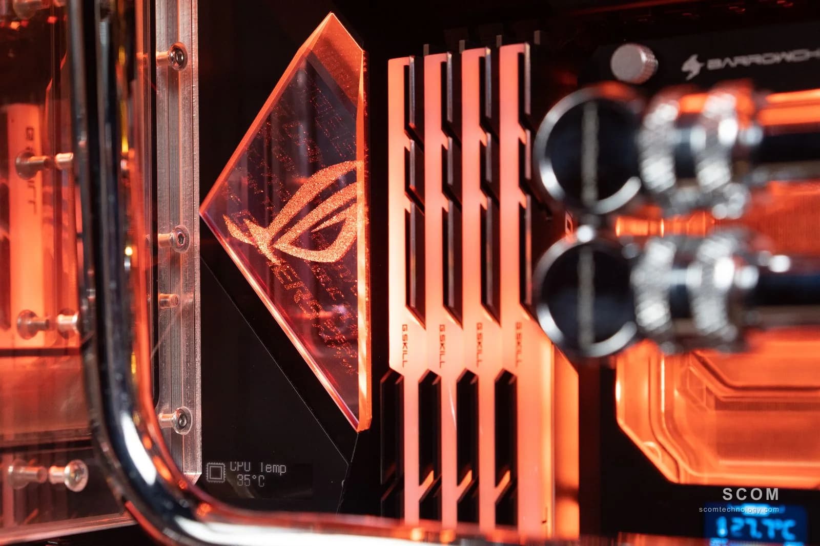 โลโก้ ROG และแรม G.SKILL ข้างท่อชุดน้ำในคอมไฟสีส้ม ภาพถ่ายโดย SCom Technology