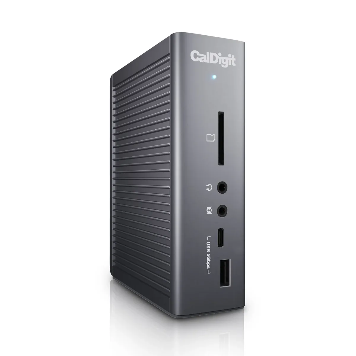 CalDigit TS3 Plus — มุมเฉียงด้านหน้า เห็นโลโก้และพอร์ตด้านหน้า