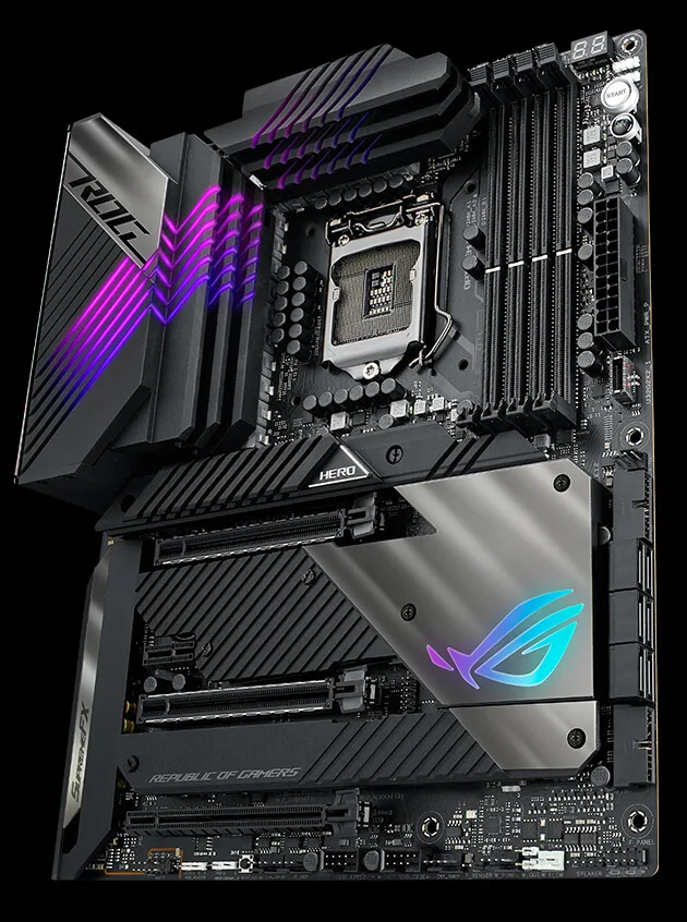 ASUS ROG MAXIMUS XIII HERO (Z590) — มุมเฉียงพื้นหลังดำ เห็นซ็อกเก็ตและช่องแรมชัด